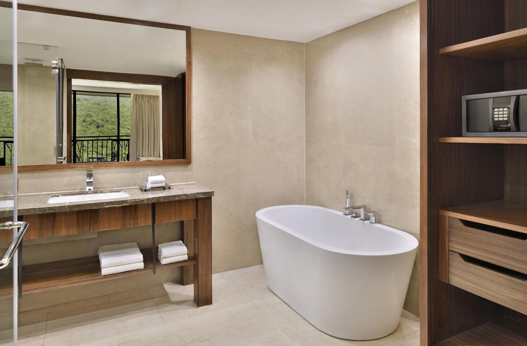 فندق Courtyard By Marriott ماهاباليشوار المظهر الخارجي الصورة