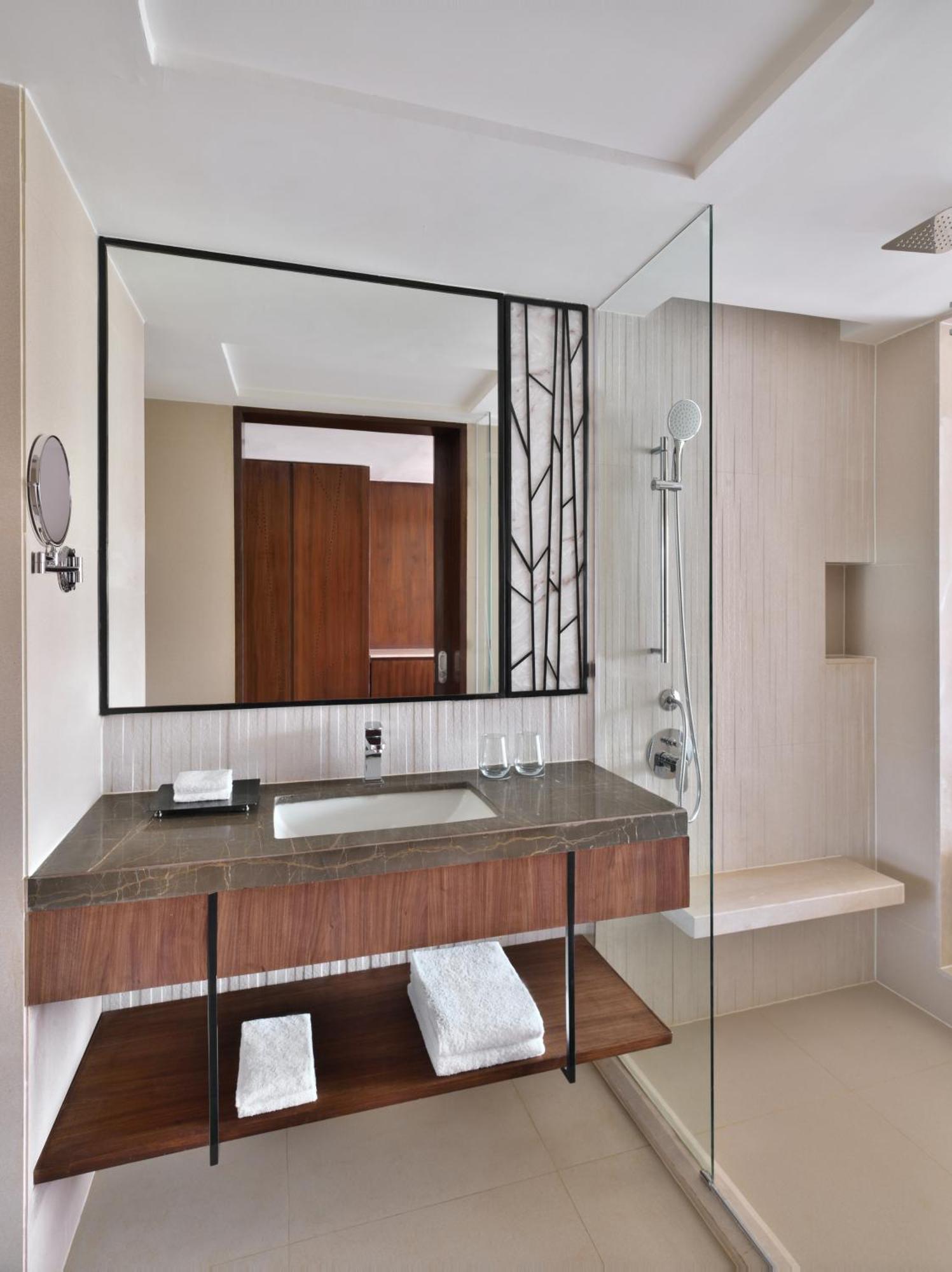 فندق Courtyard By Marriott ماهاباليشوار المظهر الخارجي الصورة