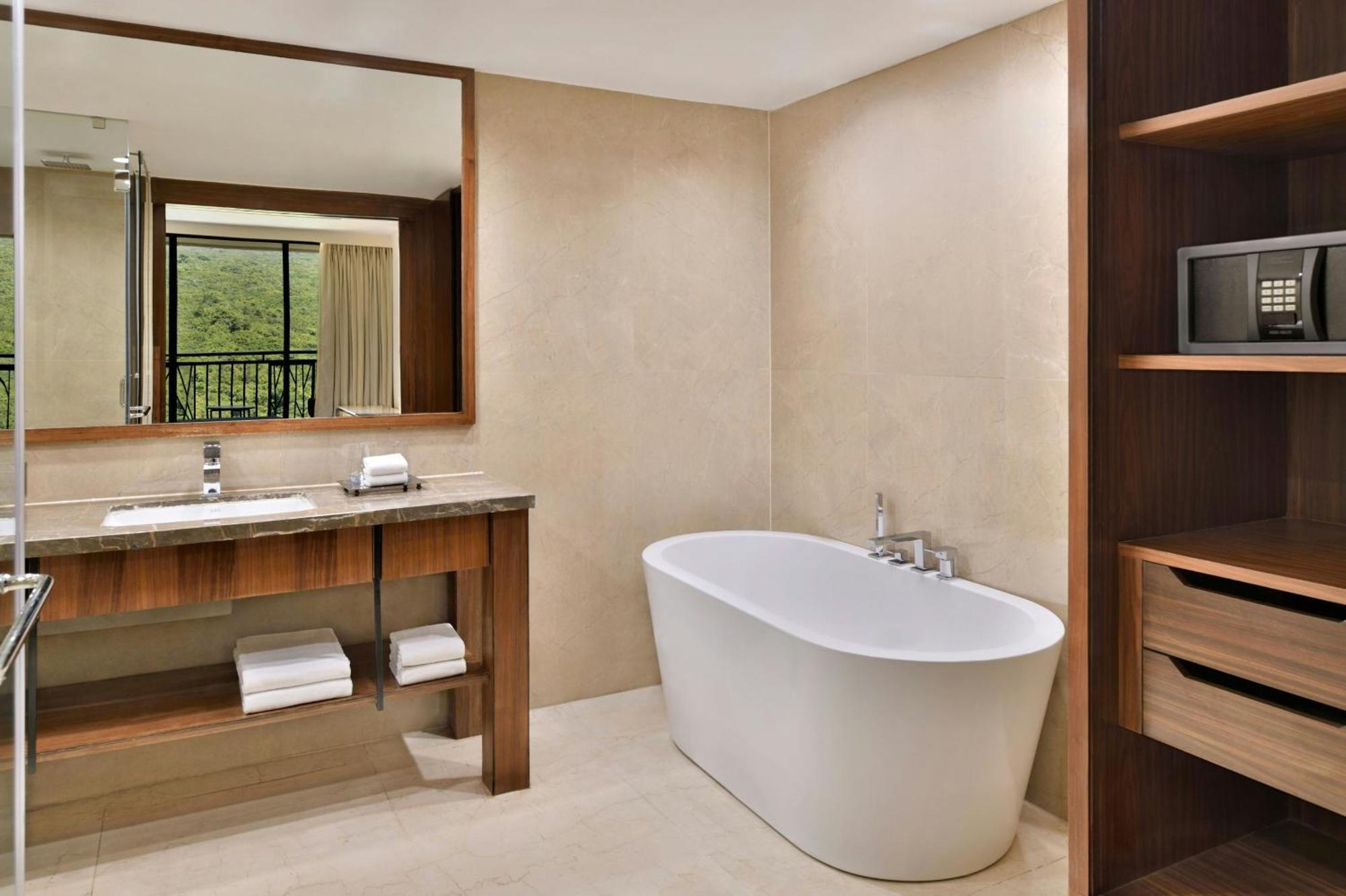 فندق Courtyard By Marriott ماهاباليشوار المظهر الخارجي الصورة