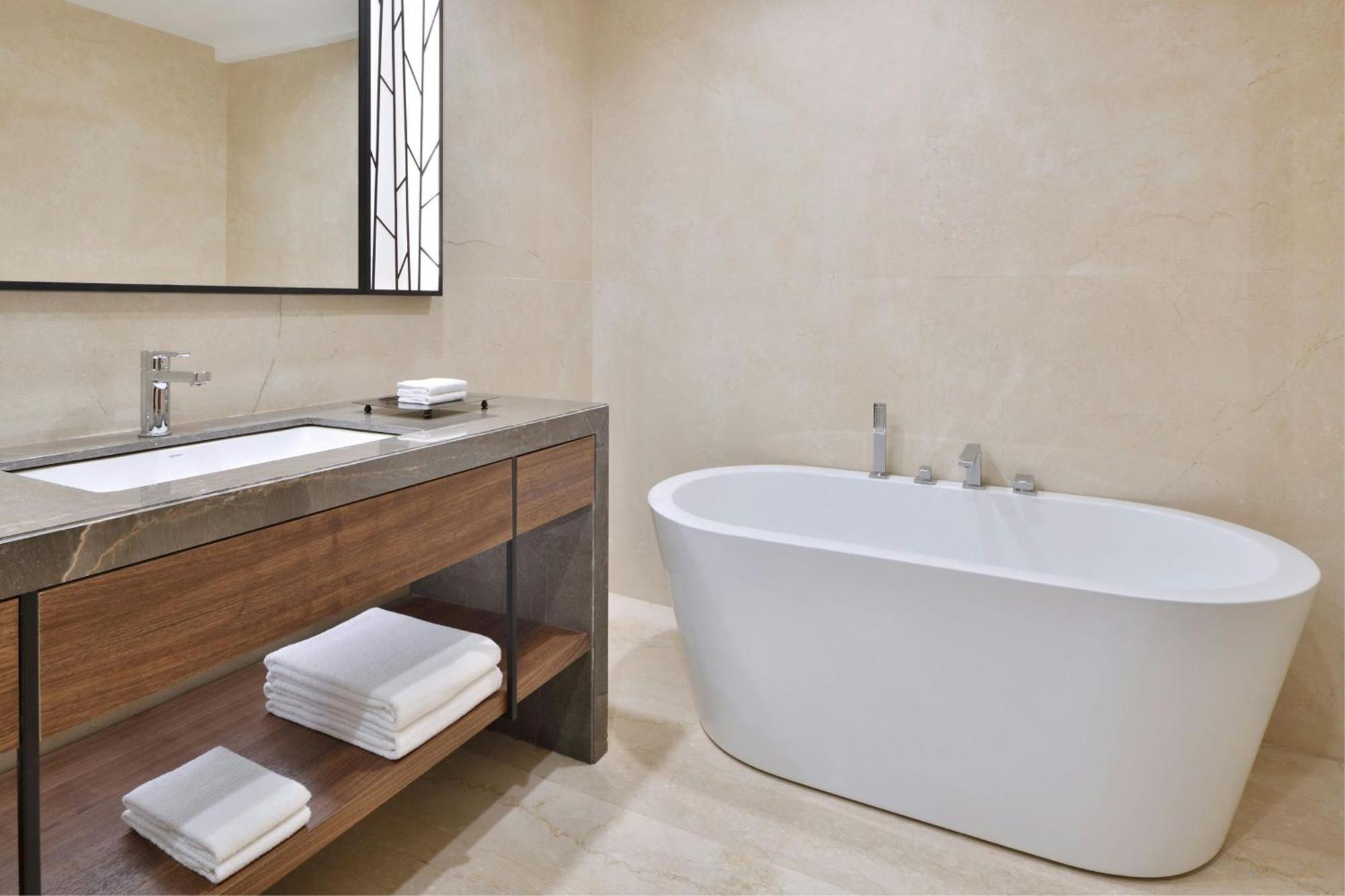 فندق Courtyard By Marriott ماهاباليشوار المظهر الخارجي الصورة